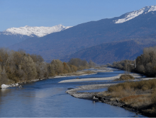 Rivière Isère serpente entre les montagnes